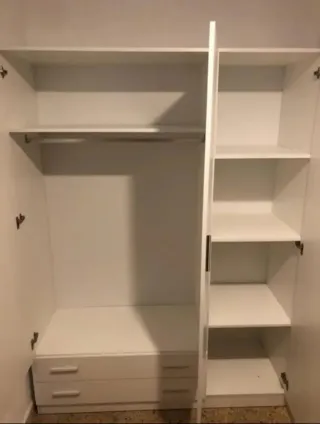 Armario blanco con cajones