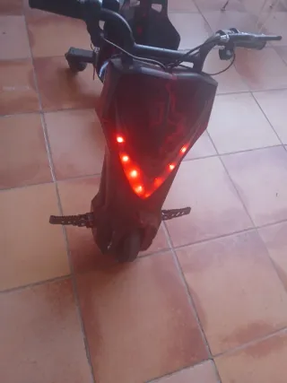 Patinete eléctrico casi nuevo tiene 3 velocidades