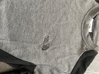 Camiseta The North Face gris y negra