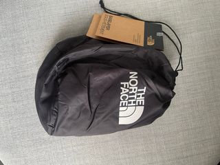 Camiseta The North Face gris y negra