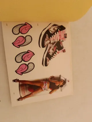 Libro de pegatinas Bomb Studio Rarekwai