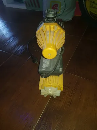 Bomba de agua con manómetro