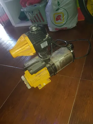 Bomba de agua con manómetro