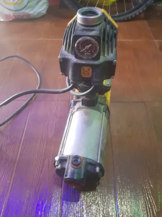 Bomba de agua con manómetro