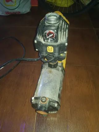 Bomba de agua con manómetro