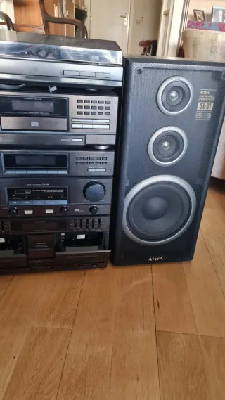 Equipo de música AIWA con 2 altavoces