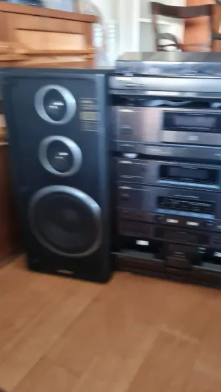 Equipo de música AIWA con 2 altavoces