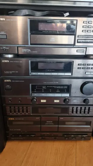 Equipo de música AIWA con 2 altavoces