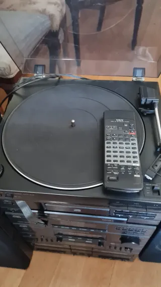 Equipo de música AIWA con 2 altavoces