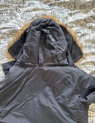 Abrigo Carhartt Negro con Capucha y Pelo