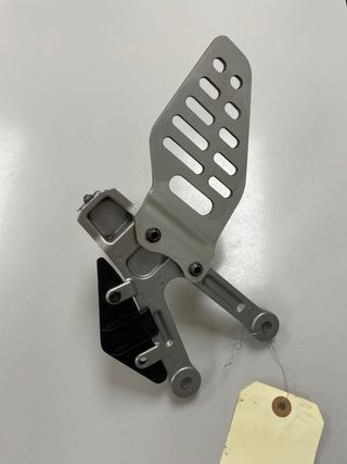 Estribera Delantera Izquierda Yamaha R6 2003-2005