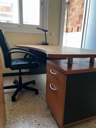 Mesa despacho, silla y armario