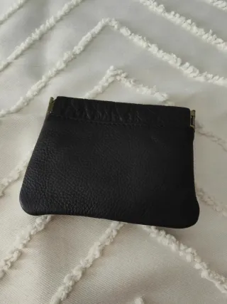 Monedero de piel negra.