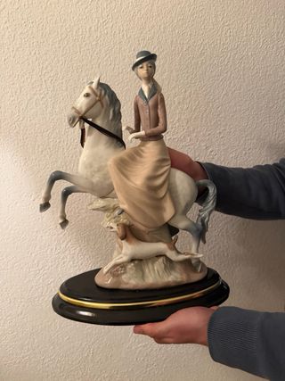 Figura cerámica mujer a caballo y perro