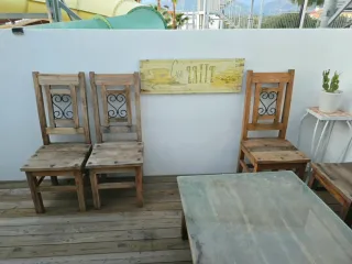 Mesa baja de madera y 6 sillas rústicas