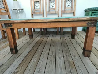 Mesa baja de madera y 6 sillas rústicas