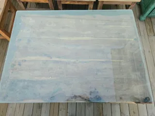 Mesa baja de madera y 6 sillas rústicas