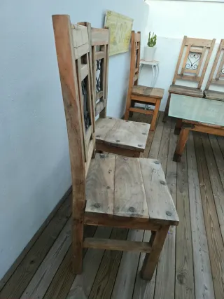 Mesa baja de madera y 6 sillas rústicas