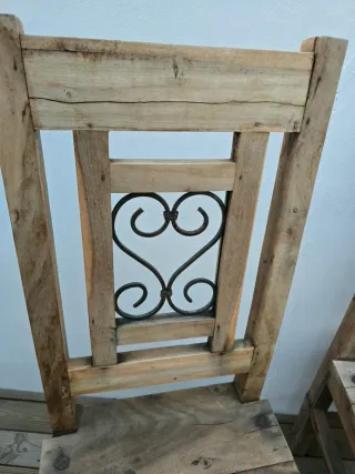 Mesa baja de madera y 6 sillas rústicas
