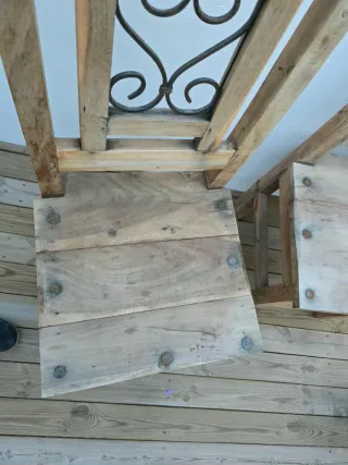Mesa baja de madera y 6 sillas rústicas