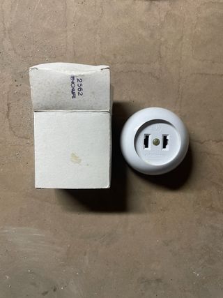 Lote 6 enchufes superficie clavijas planas.