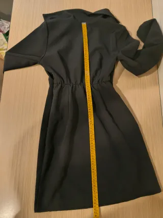 Vestido negro con escote y abertura