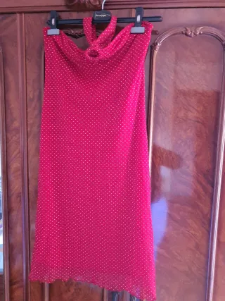 Vestido rojo con lunares blancos