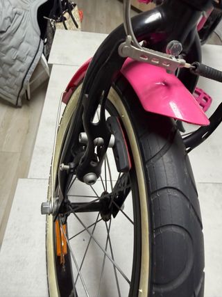 Bicicleta infantil Btwin rosa y negra 16”