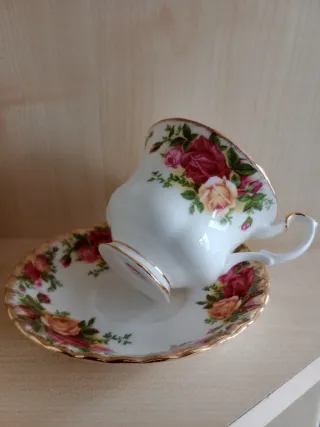 Taza de té de porcelana con rosas