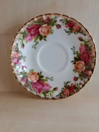Taza de té de porcelana con rosas