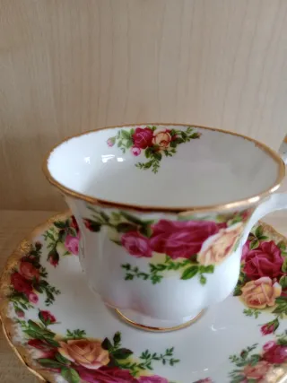 Taza de té de porcelana con rosas