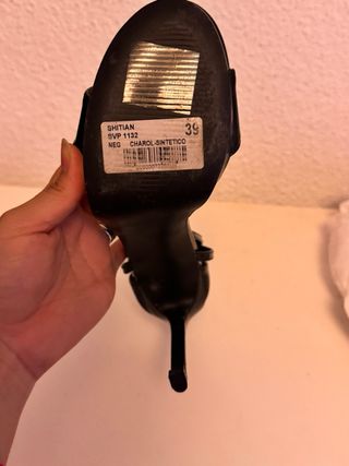 Elegantes Zapatos y Sandalias de tacón fino.