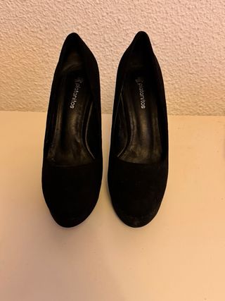 Elegantes Zapatos y Sandalias de tacón fino.