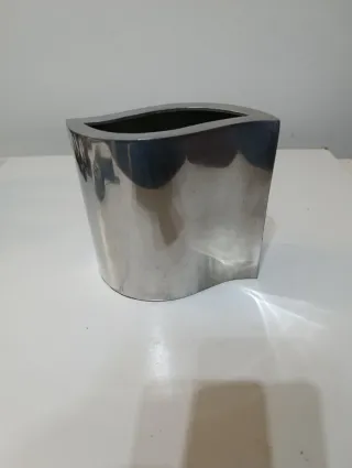 Florero minimalista metálico