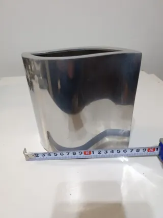 Florero minimalista metálico