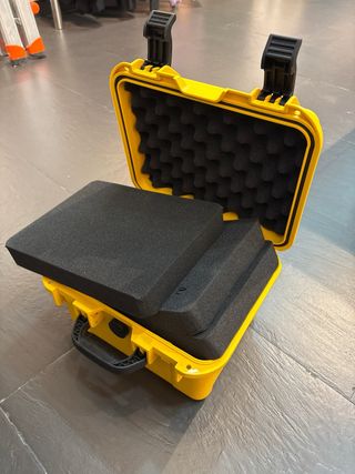 Caja de transporte amarilla para herramientas .