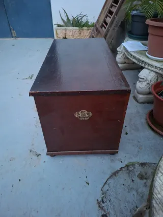 Baúl de madera tallada