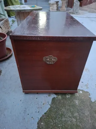 Baúl de madera tallada