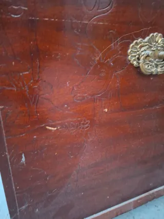 Baúl de madera tallada