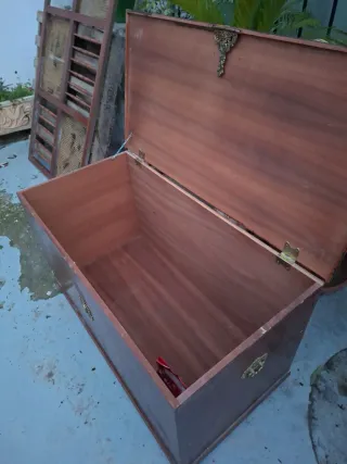 Baúl de madera tallada