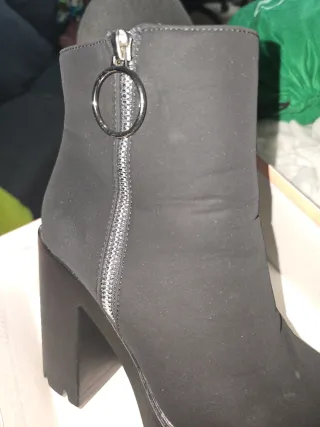 Botines negros con cremallera