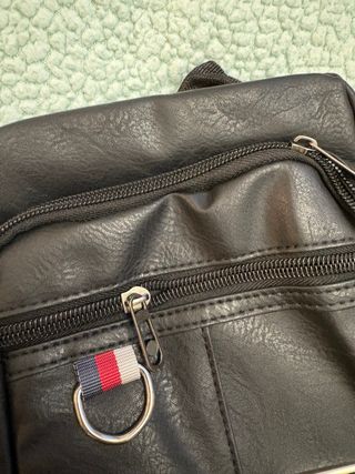 Bolso bandolera negro con correa ajustable