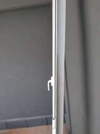 Puerta abatible aluminio 90x220