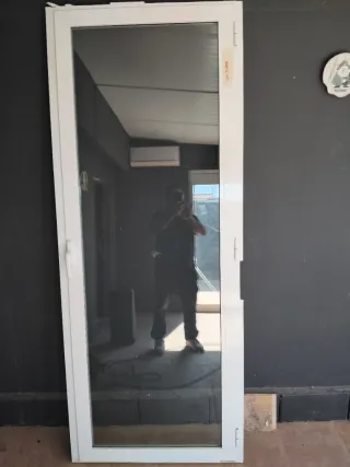 Puerta abatible aluminio 90x220