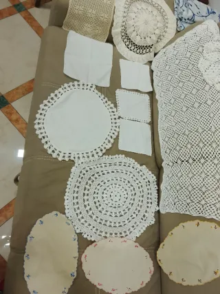 Lotti centrini e tovagliette varie misure