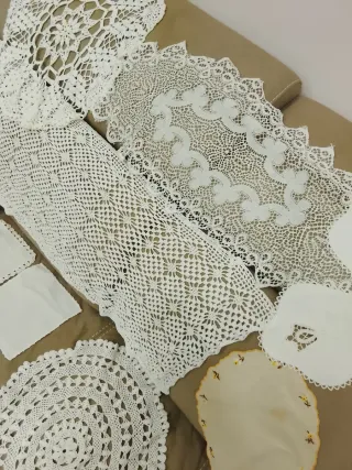 Lotti centrini e tovagliette varie misure