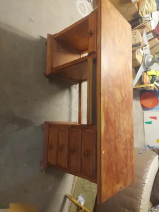 Escritorio de madera con cajones