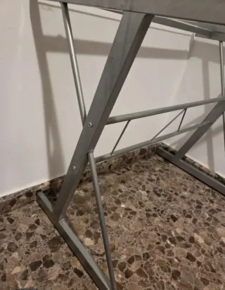 Escritorio cristal patas metálicas