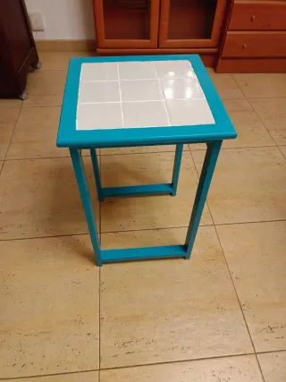 Mesita auxiliar restaurada turquesa