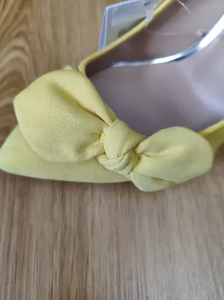 Zapatos tacón Bershka amarillos lazo